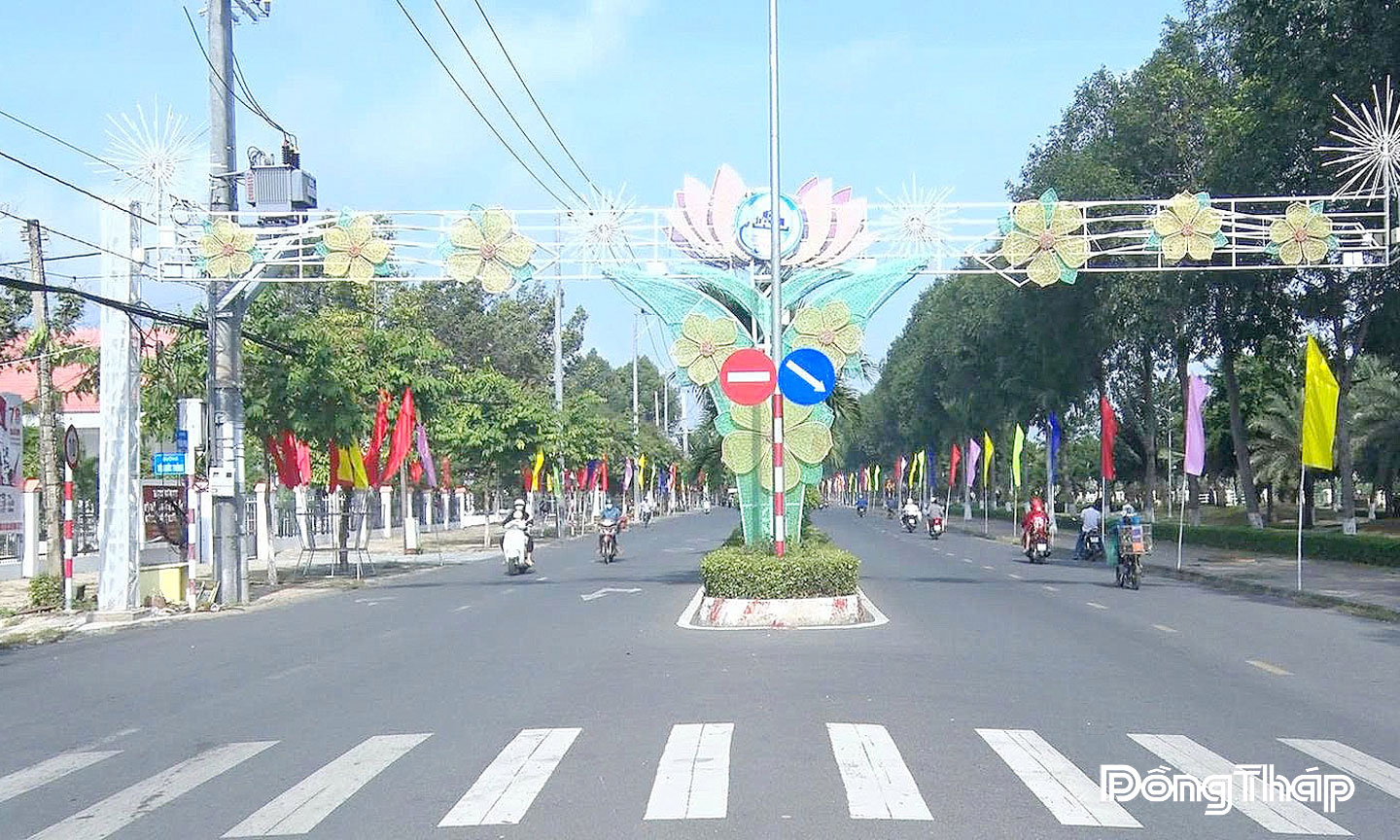 Trên địa bàn phường An Bình treo cờ chào mừng Đại hội đại biểu Đảng bộ  tỉnh Đồng Tháp lần thứ I, nhiệm kỳ 2025 - 2030. 	Ảnh: DƯƠNG ÚT