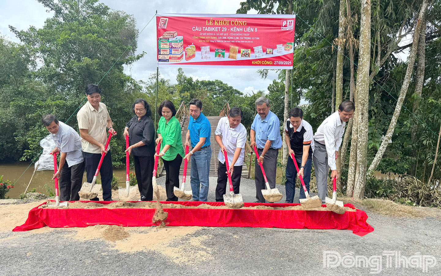 Đại biểu thực hiện nghi thức khởi công cầu Tabiket 29 - Kênh liên 8.