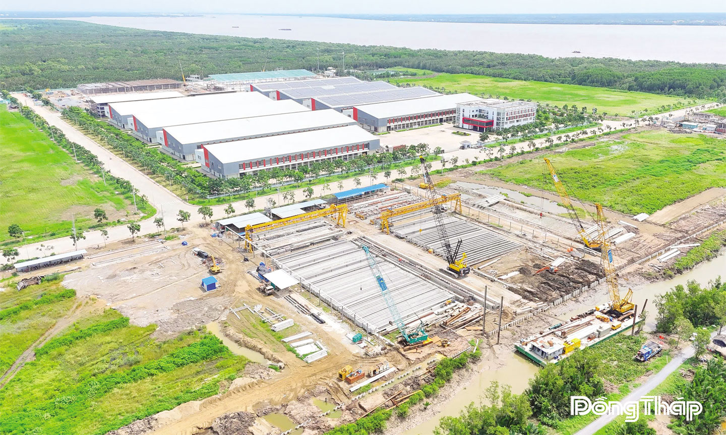Khu vực ven biển phía Đông  đang được tỉnh tập trung  phát triển công nghiệp.  Ảnh: TRUNG HẬU