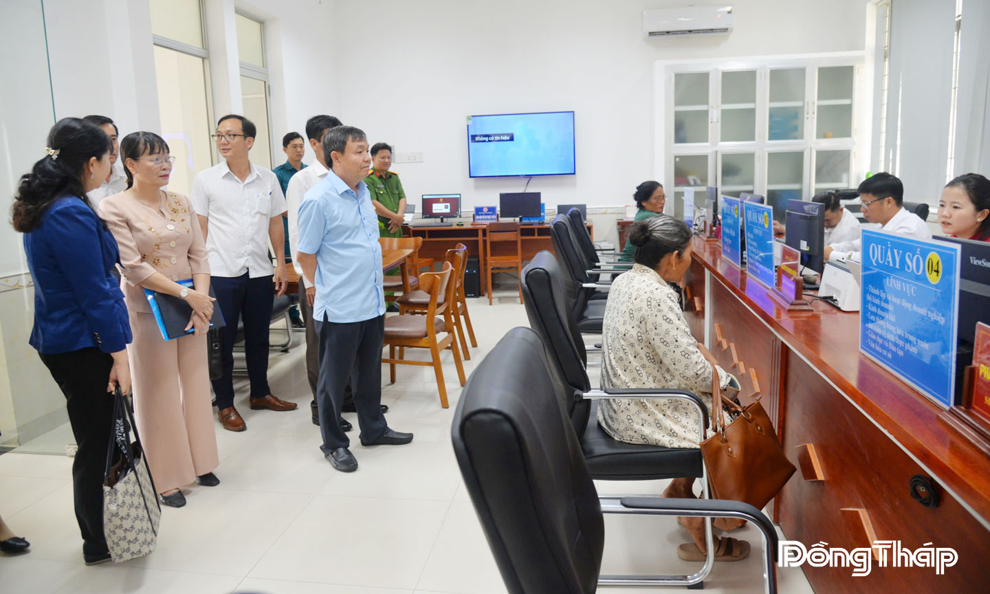 Đồng chí Phan Văn Thắng, Phó Bí thư Tỉnh ủy, Chủ tịch Ủy ban Mặt trận Tổ quốc tỉnh kiểm tra tình hình vận hành bộ máy chính quyền địa phương sau sáp nhập tại xã Tân Phước 1.