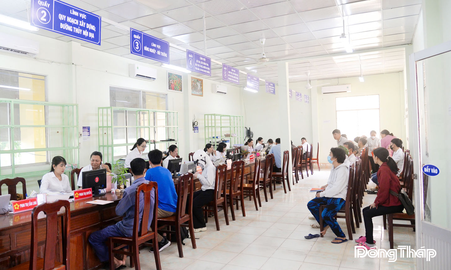Xã Hòa Long thực hiện đồng bộ nhiều giải pháp để giải quyết thủ tục hành chính cho người dân, doanh nghiệp nhanh chóng, thuận lợi. Ảnh: VĂN THẢO
