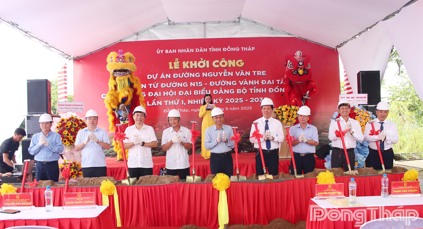 Đại biểu thực hiện nghi thức động thổ khởi công dự án đường Nguyễn Văn Tre.