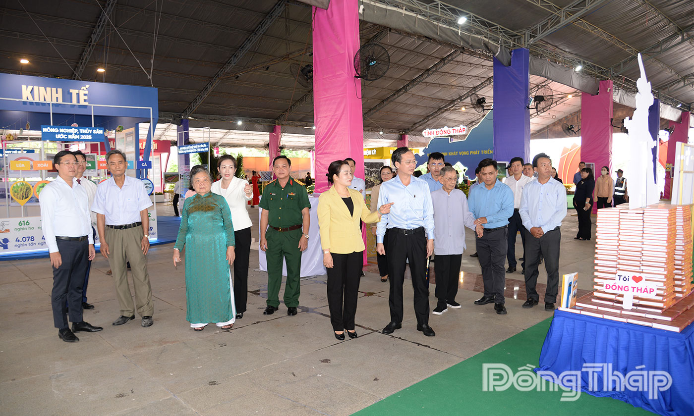 Các đại biểu tham quan không gian triển lãm.
