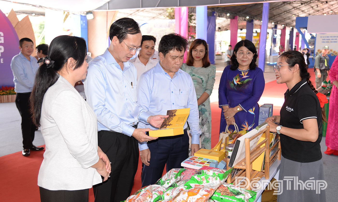 Lãnh đạo tỉnh tham quan khu vực trưng bày sản phẩm OCOP của tỉnh.