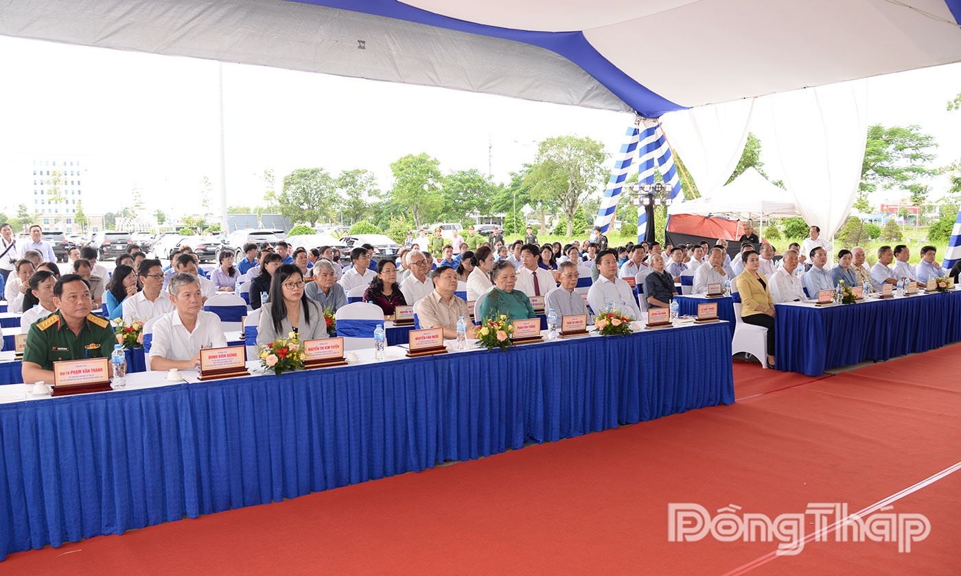 Các đại biểu tham dự Lễ khai mạc.