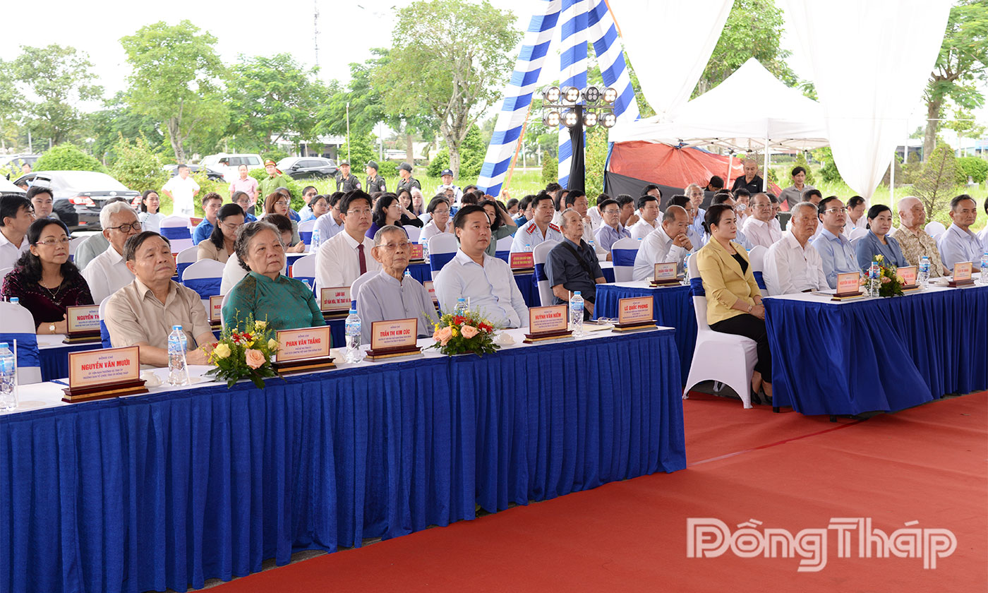 Các đại biểu dự khai mạc Triển lãm.