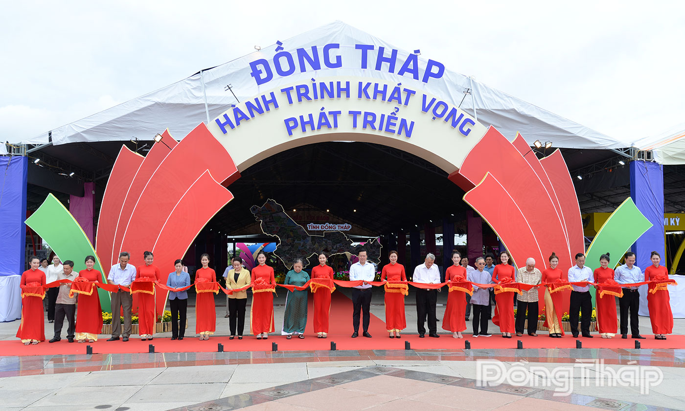 Khi thức khai mạc Triển lãm.