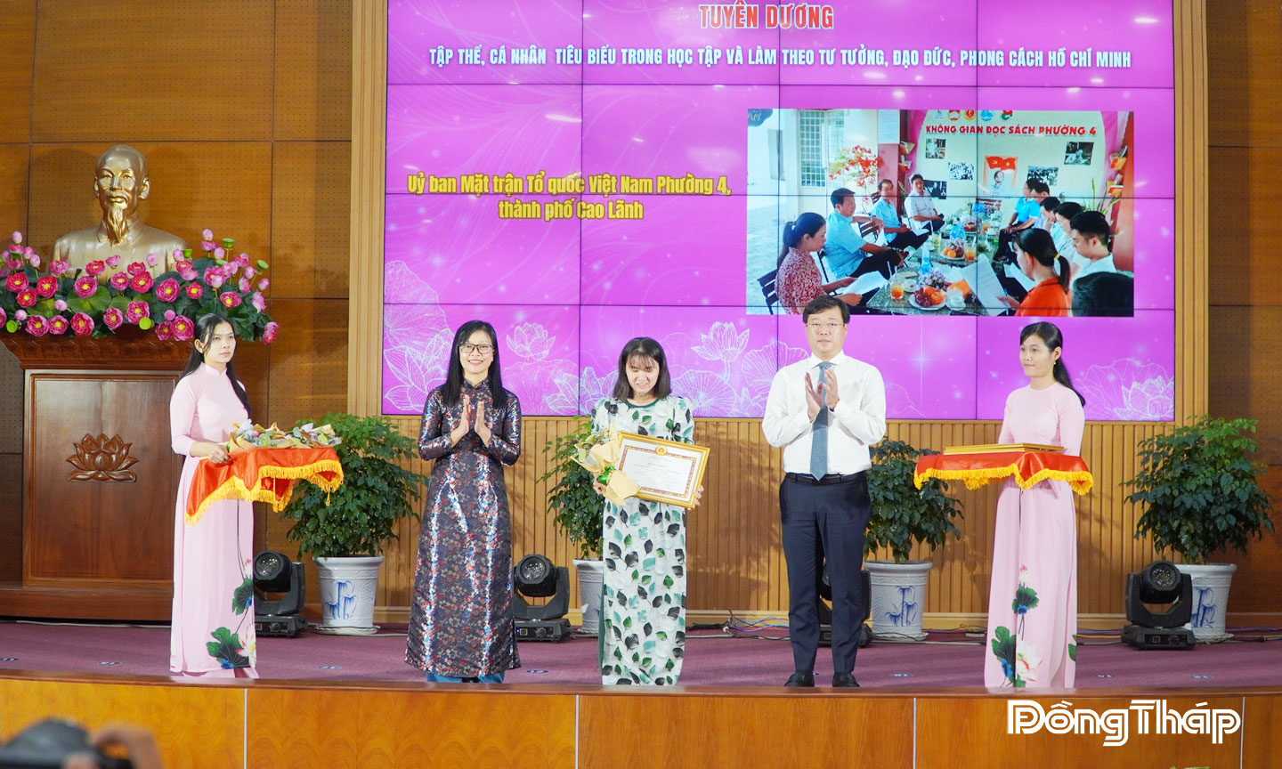 Bí thư Tỉnh ủy Đồng Tháp Lê Quốc Phong và Trưởng Ban Tuyên giáo và Dân vận Tỉnh ủy Đồng Tháp Nguyễn Thị Kim Tuyến tuyên dương, khen thưởng tập thể tiêu biểu học tập và làm theo Bác.  	                                                                                                                                         Ảnh: HỮU NGHĨA