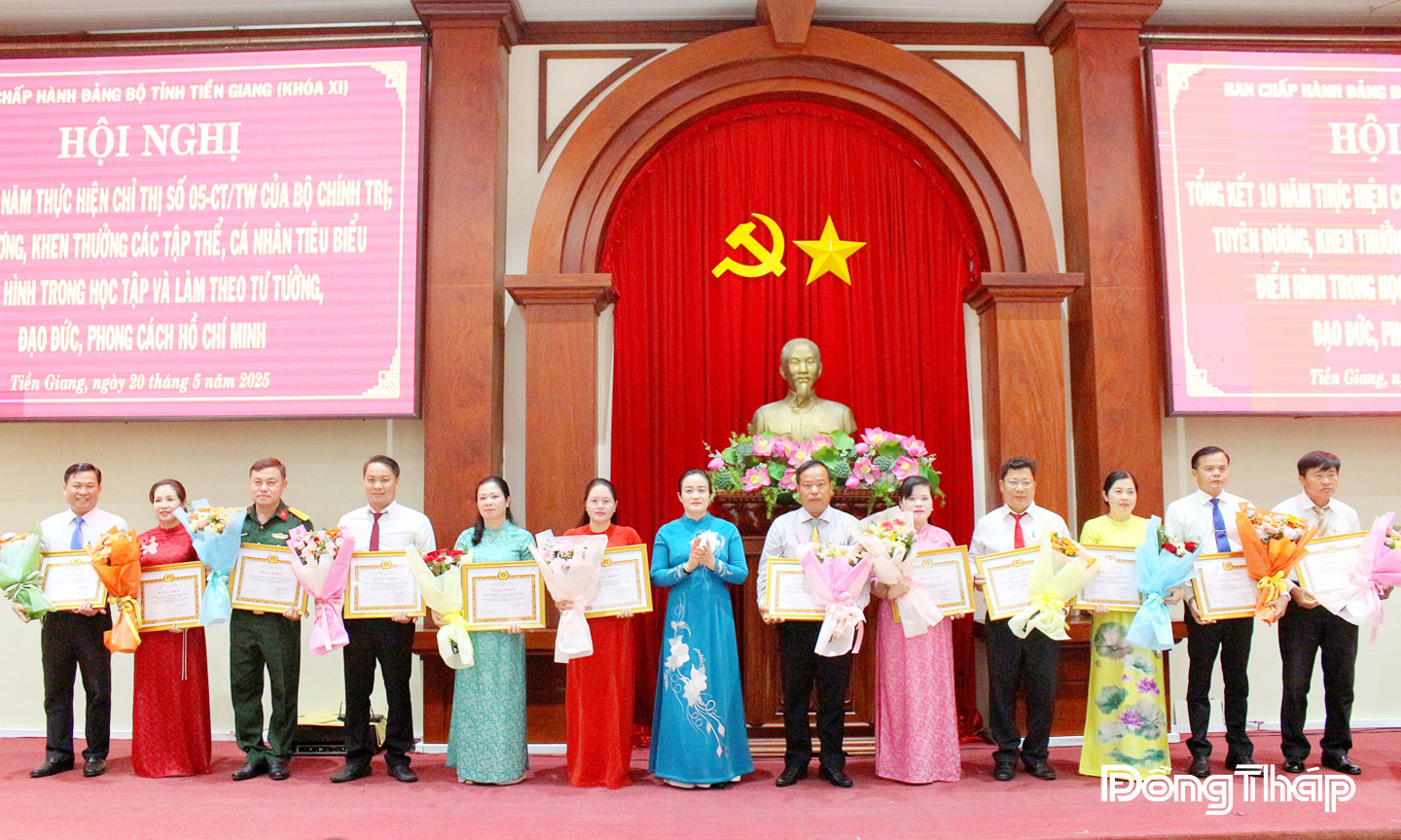 Lãnh đạo tỉnh Đồng Tháp tuyên dương, khen thưởng các tập thể và cá nhân tiêu biểu học tập và làm theo Bác.                                               Ảnh: HỮU NGHĨA