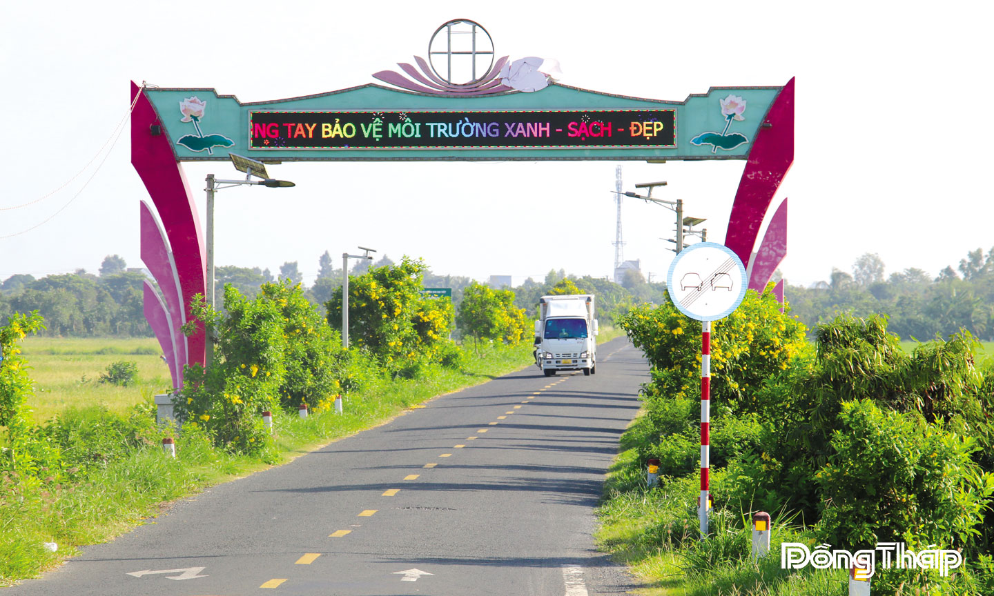 Nhiều tuyến đường nông thôn thông suốt, tạo điều kiện cho người dân đi lại vận chuyển hàng hóa thuận lợi. 