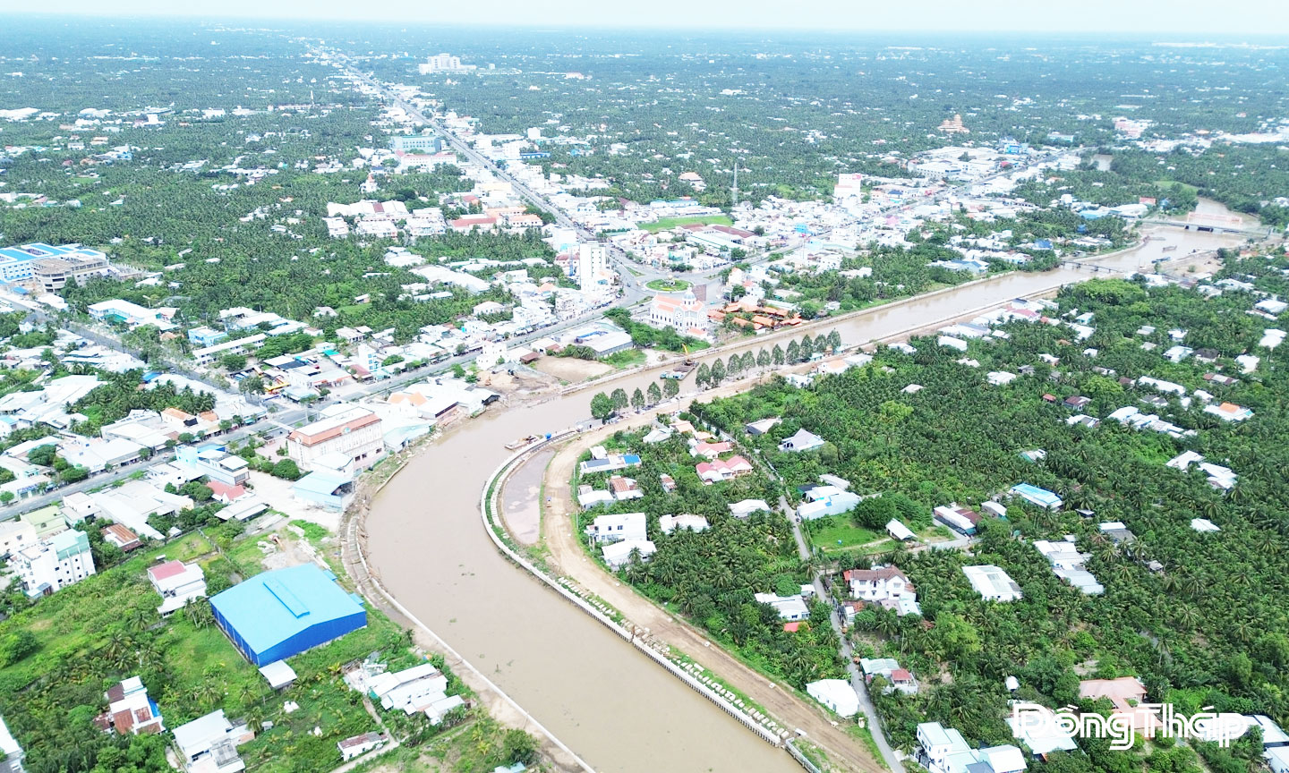 Dự án đường giao thông hai bên bờ sông Bảo Định đang triển khai 3 gói thầu thi công. Khi dự án hoàn thành sẽ góp phần tạo diện mạo mới cho đô thị.