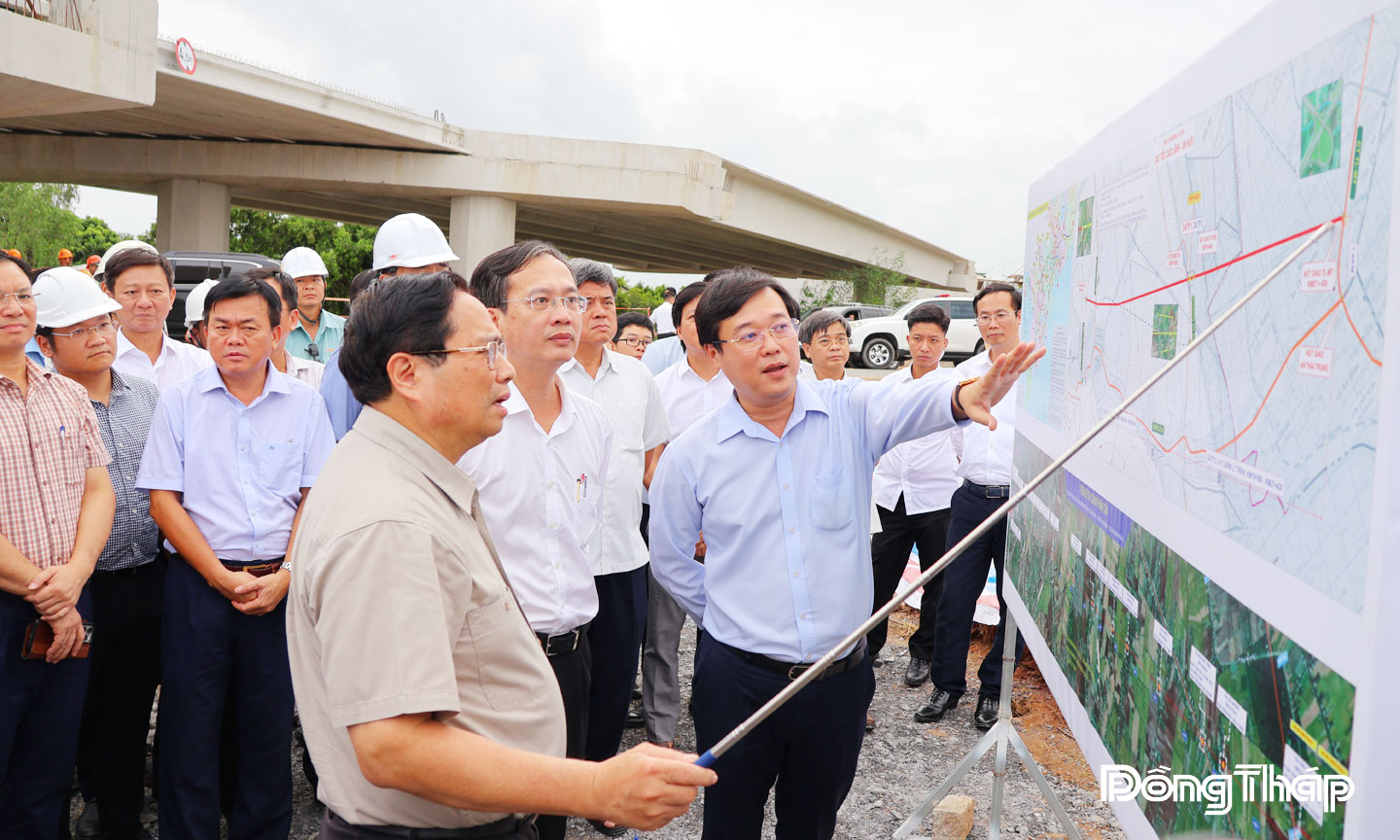 Ngày 21-7-2025,  trong chương trình  công tác tại Đồng bằng sông Cửu Long,  Thủ tướng Chính phủ  Phạm Minh Chính đã đi kiểm tra, động viên đội ngũ cán bộ, công nhân,  người lao động trên  công trường Dự án  đường bộ cao tốc  Cao Lãnh - An Hữu  giai đoạn 1. Dự án  đường bộ cao tốc  Cao Lãnh - An Hữu  giai đoạn 1 dài 27,43 km, gồm 2 dự án thành phần; tổng mức đầu tư  7.496 tỷ đồng từ nguồn vốn ngân sách nhà nước;  quy mô giai đoạn phân kỳ 4 làn xe, chiều rộng 17 m, quy mô giai đoạn  hoàn chỉnh 4 làn xe  cao tốc.