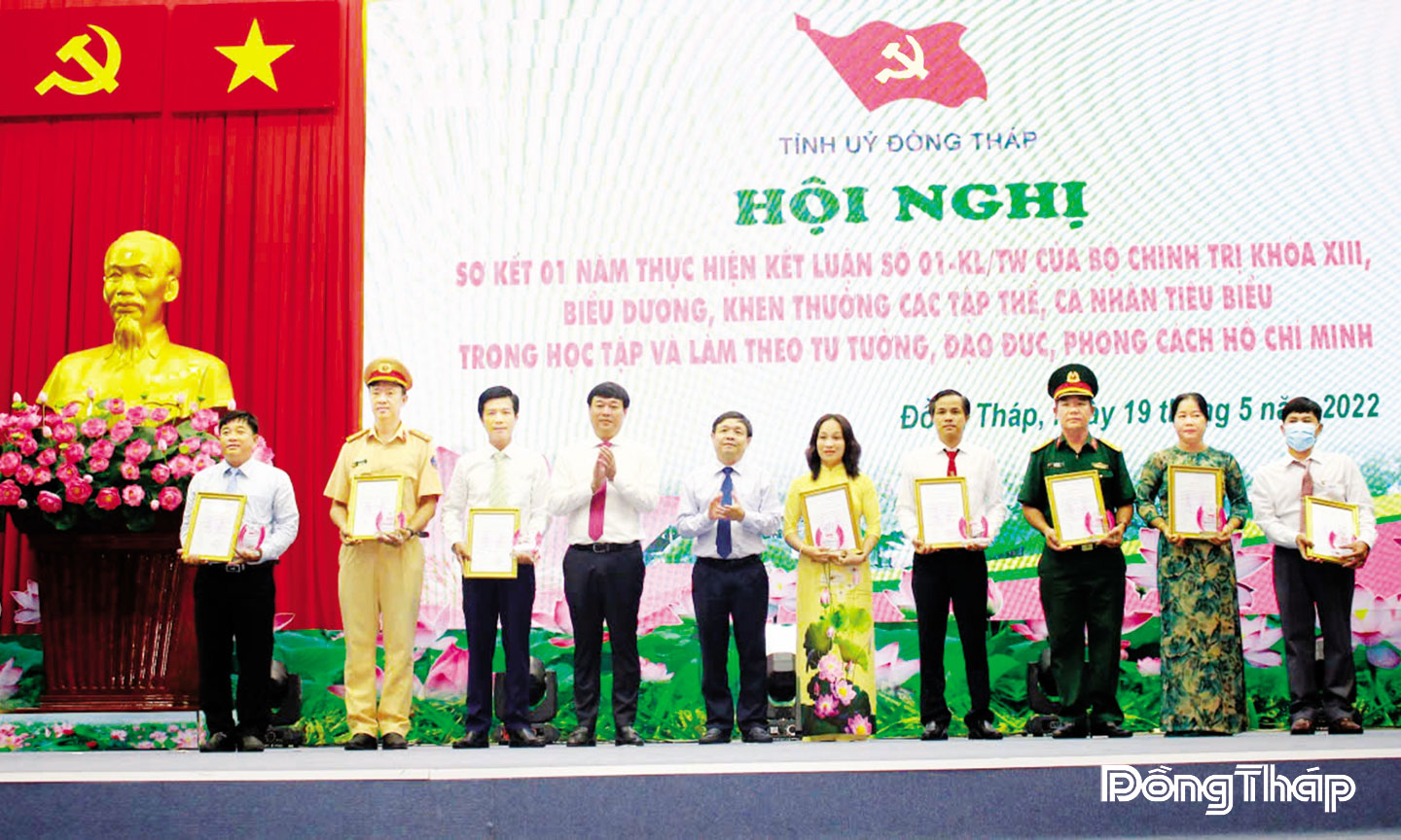 Các cá nhân có  thành tích xuất sắc trong “Học tập  và làm theo tư tưởng, đạo đức, phong cách Hồ Chí Minh” nhận  Thư khen của Bí thư Tỉnh ủy Đồng Tháp  Lê Quốc Phong. Bí thư Tỉnh ủy nhấn mạnh:  Mỗi một điển hình là một đóa sen.  Mỗi đóa sen là một  trái tim đầy nhân ái, của tình yêu thương, của sự bao dung  và sẵn sàng của ý chí tiến công vượt qua  mọi khó khăn,  của khát vọng và  hoài bão vươn mình.