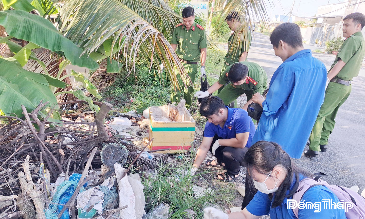 Đoàn viên, thanh niên ra quân dọn dẹp vệ sinh môi trường trên các tuyến đường giao thông nông thôn.  