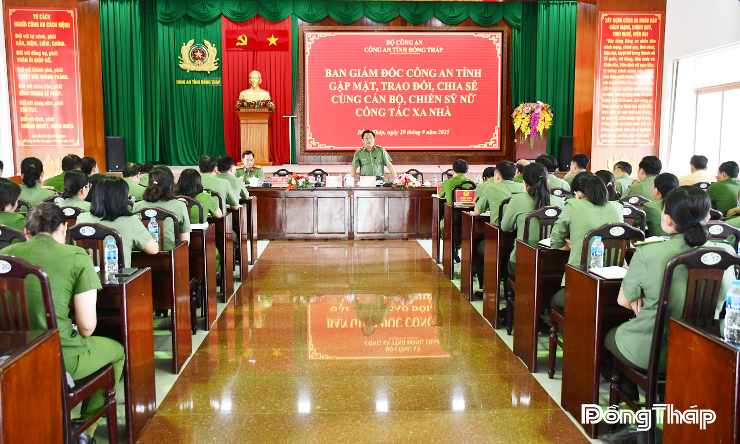 Ban Giám đốc Công an tỉnh Đồng Tháp gặp gỡ, chia sẻ với cán bộ, chiến sĩ nữ công tác xa nhà. Ảnh Hồ Sương