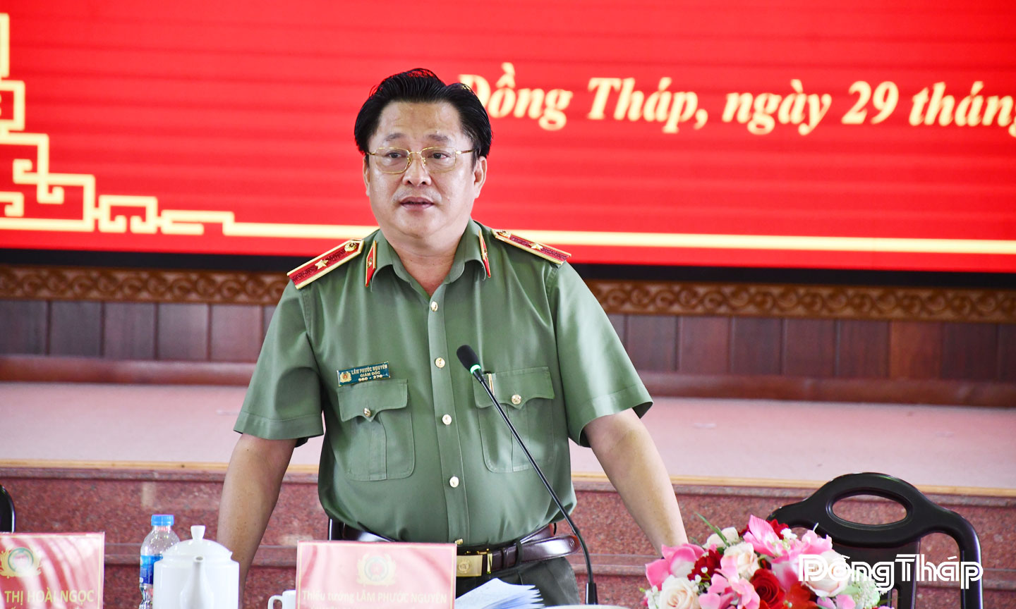 Thiếu tướng Lâm Phước Nguyên, Giám đốc Công an tỉnh trao đổi với nữ cán bộ, chiến sĩ. Ảnh Hồ Sương