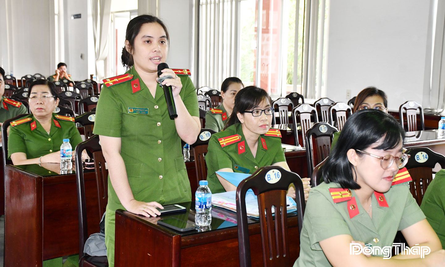 Cán bộ nữ bày tỏ, tâm tư nguyện vọng. Ảnh Hồ Sương 