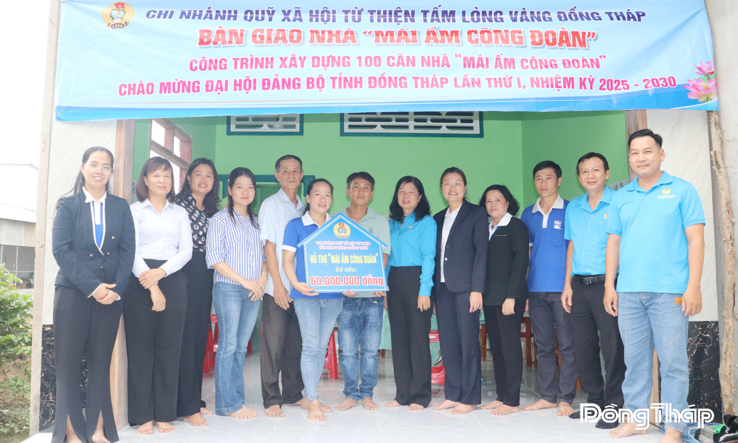 Quang cảnh Lễ bàn giao “Mái ấm Công đoàn” cho chị Bùi Thị Yến Lượng, đoàn viên Công đoàn cơ sở Công ty Cổ phần Vĩnh Hoàn. 