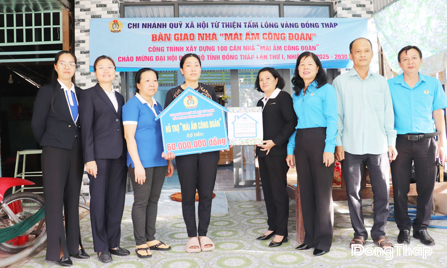 Đồng chí Huỳnh Thị Tuyết Vui, Chủ tịch Liên đoàn Lao động tỉnh (thứ 3 từ phải sang) bàn giao “Mái ấm Công đoàn” cho đoàn viên Công đoàn cơ sở Công ty Cổ phần Vĩnh Hoàn Huỳnh Thị Kim Loan. Ảnh: LƯU HÙNG
