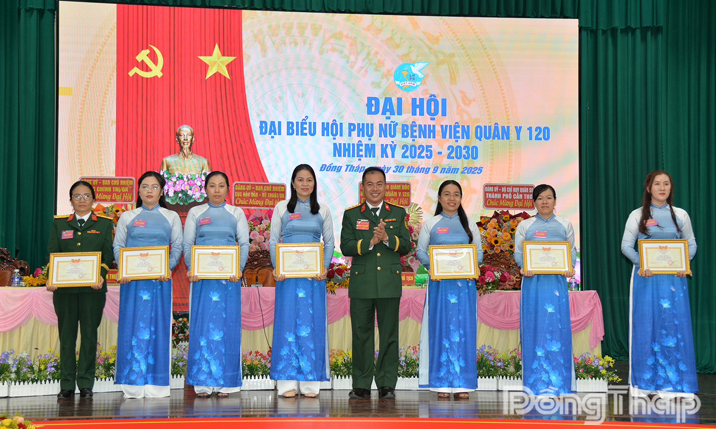 Khen thưởng.