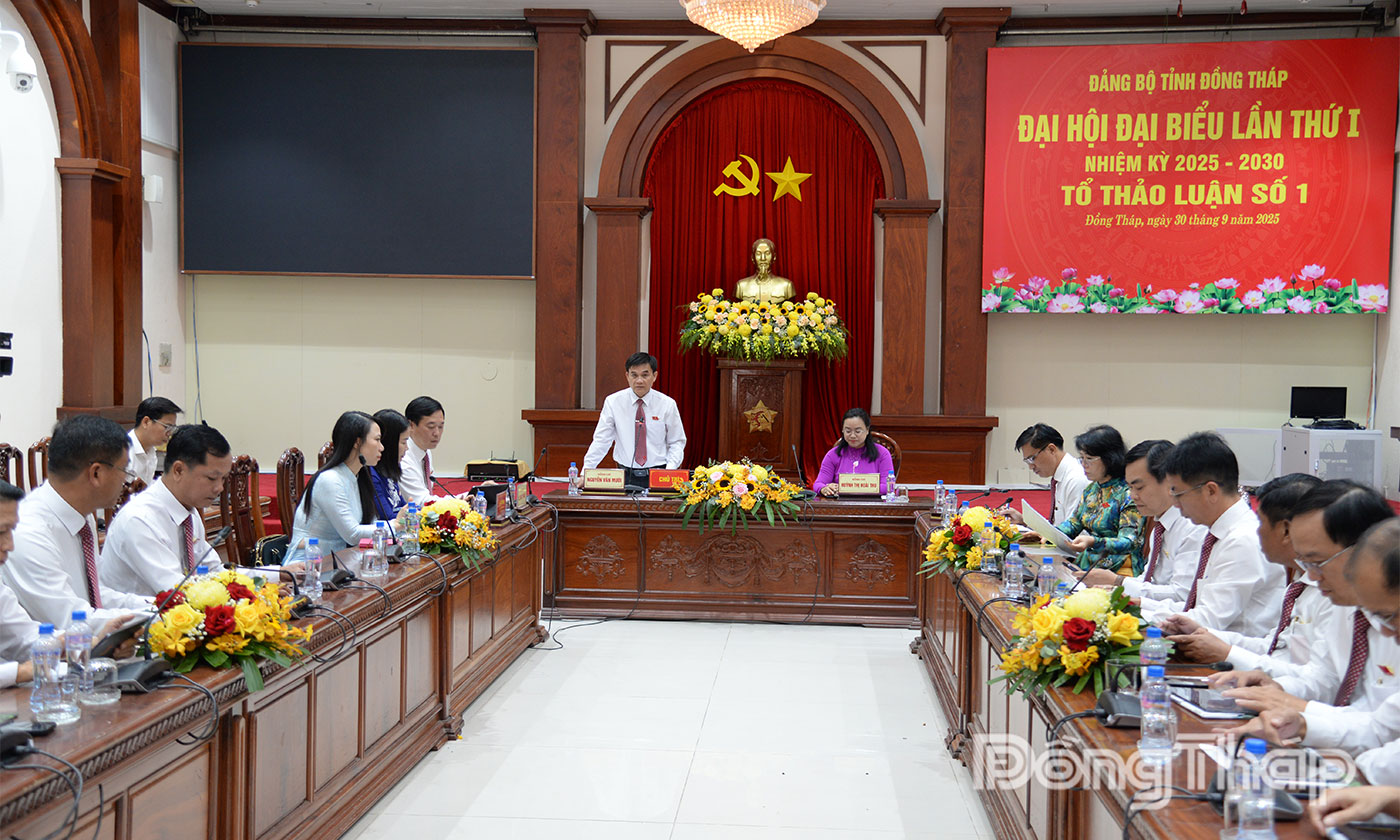 Đồng chí Nguyễn Văn Mười, Ủy viên Ban Thường vụ Tỉnh ủy, Trưởng Ban Tổ chức Tỉnh ủy Đồng Tháp, Tổ trưởng Tổ thảo luận số 1 phát biểu gợi ý thảo luận.