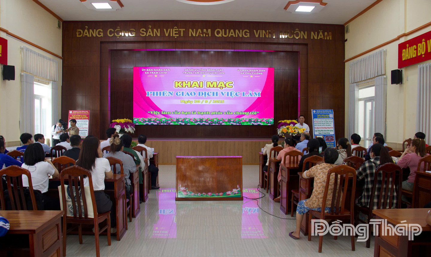 Quang cảnh phiên giao dịch việc làm tại hội trường UBND xã Tràm Chim