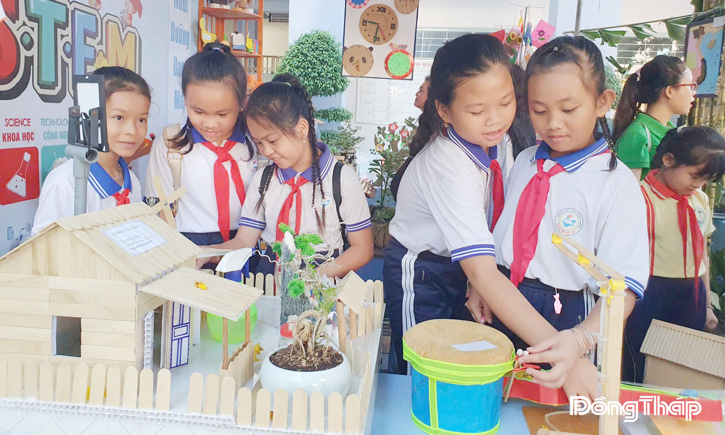 Học sinh tham gia Ngày hội STEM ở Trường Tiểu học Thủ Khoa Huân  (phường Mỹ Tho).