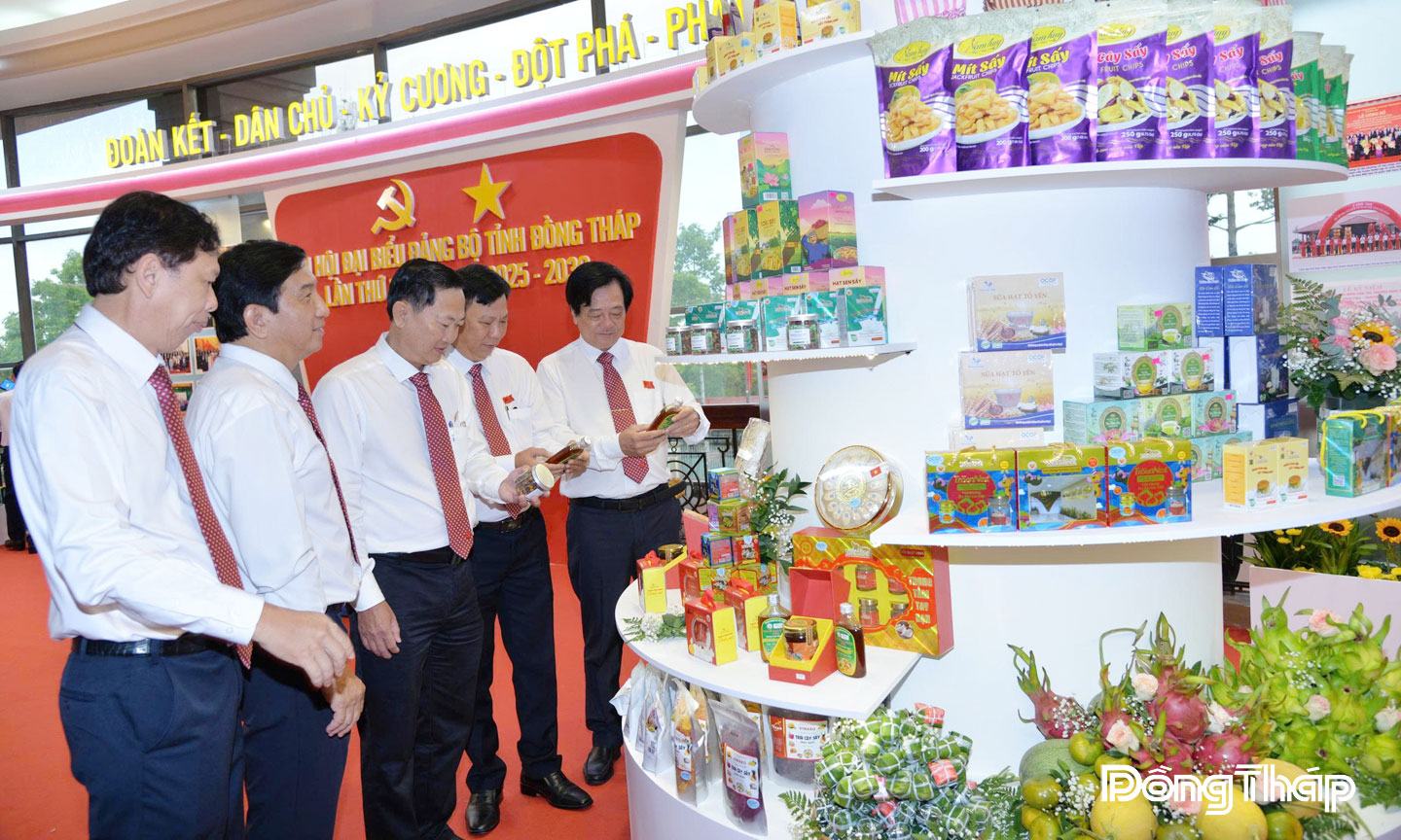 Đại biểu tham quan sản phẩm đặc trưng Đồng Tháp.                                                             Ảnh: TUẤN LÂM