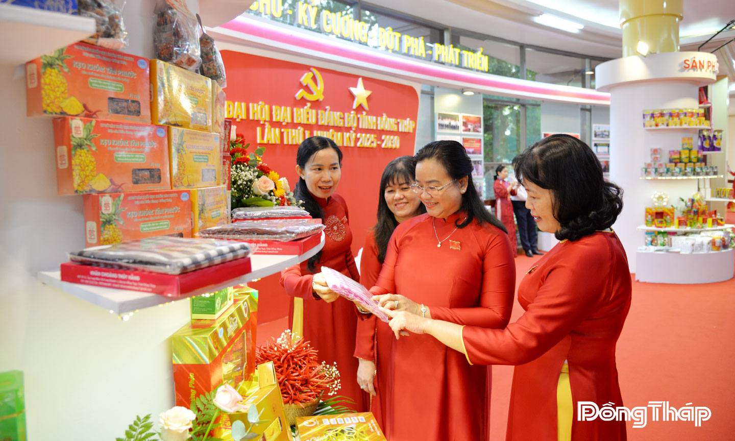 Đại biểu tham quan sản phẩm đặc trưng Đồng Tháp. Ảnh: TUẤN LÂM