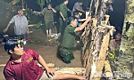 Công an xã Hiệp Đức: Hỗ trợ Nhân dân khắc phục vỡ đê do triều cường