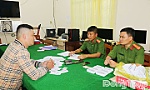 Bắt quả tang 2 đối tượng phát tờ rơi cho vay tiền