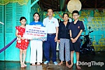 Báo Người Lao Động trao gần 152 triệu đồng cho 5 chị em mồ côi