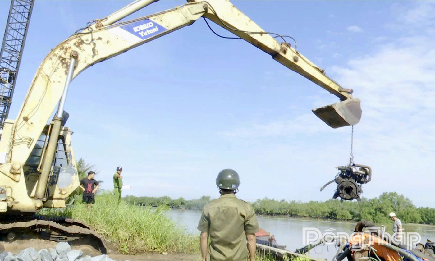 Xã Tân Thới vận động người dân tự tháo dỡ thiết bị bơm hút cát