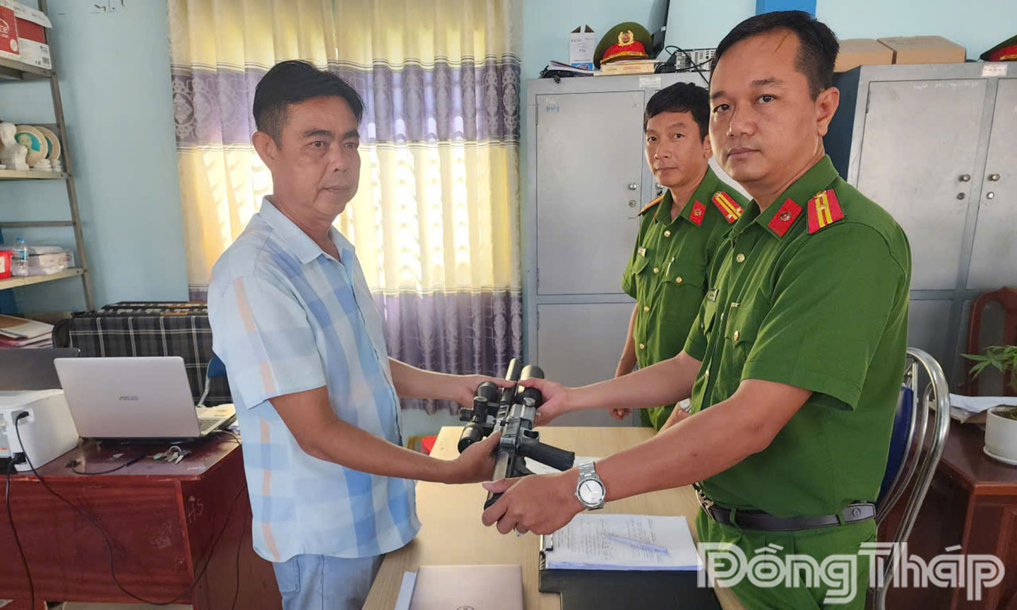 Người dân tự nguyện giao nộp súng cho lực lượng Công an