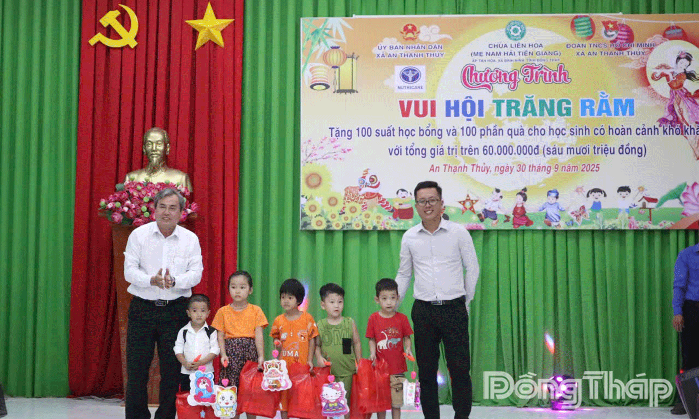 Trao quà trung thu và học bổng cho các em.