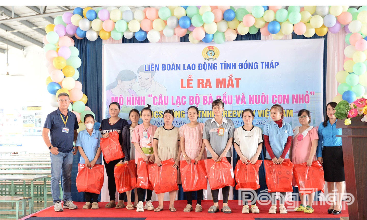 Liên đoàn Lao động tỉnh và lãnh đạo Công ty cũng trao tặng nhiều phần quà cho nữ đoàn viên mang thai và nuôi con nhỏ