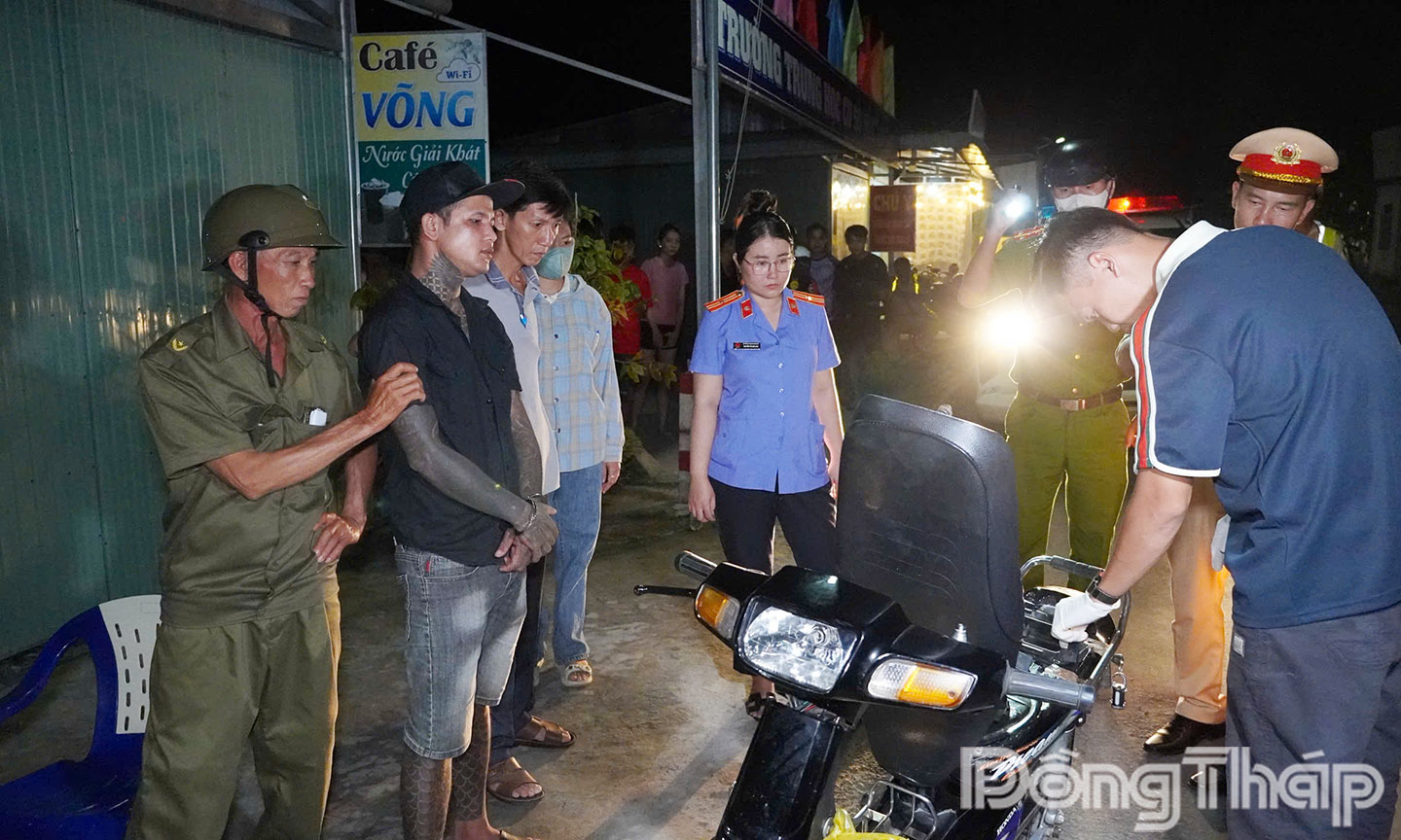 4.	Hiện trường bắt quả tang đối tượng có hành vi tàng trữ trái phép chất ma túy tại xã Hậu Mỹ. Ảnh Duy Phương