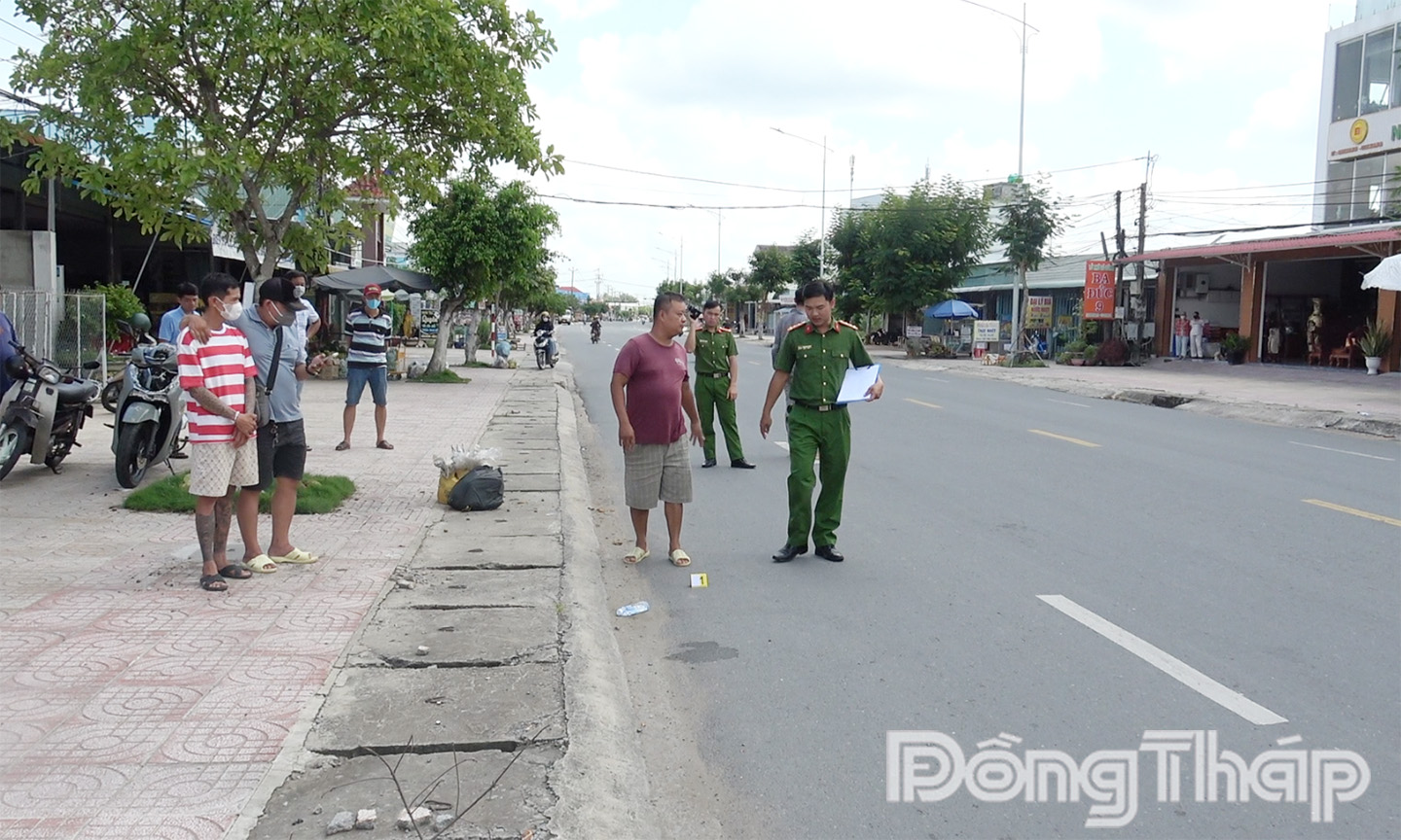 Hiện trường vụ cướp tài sản xảy ra tại phường Sơn Qui. Ảnh Lê Hoài