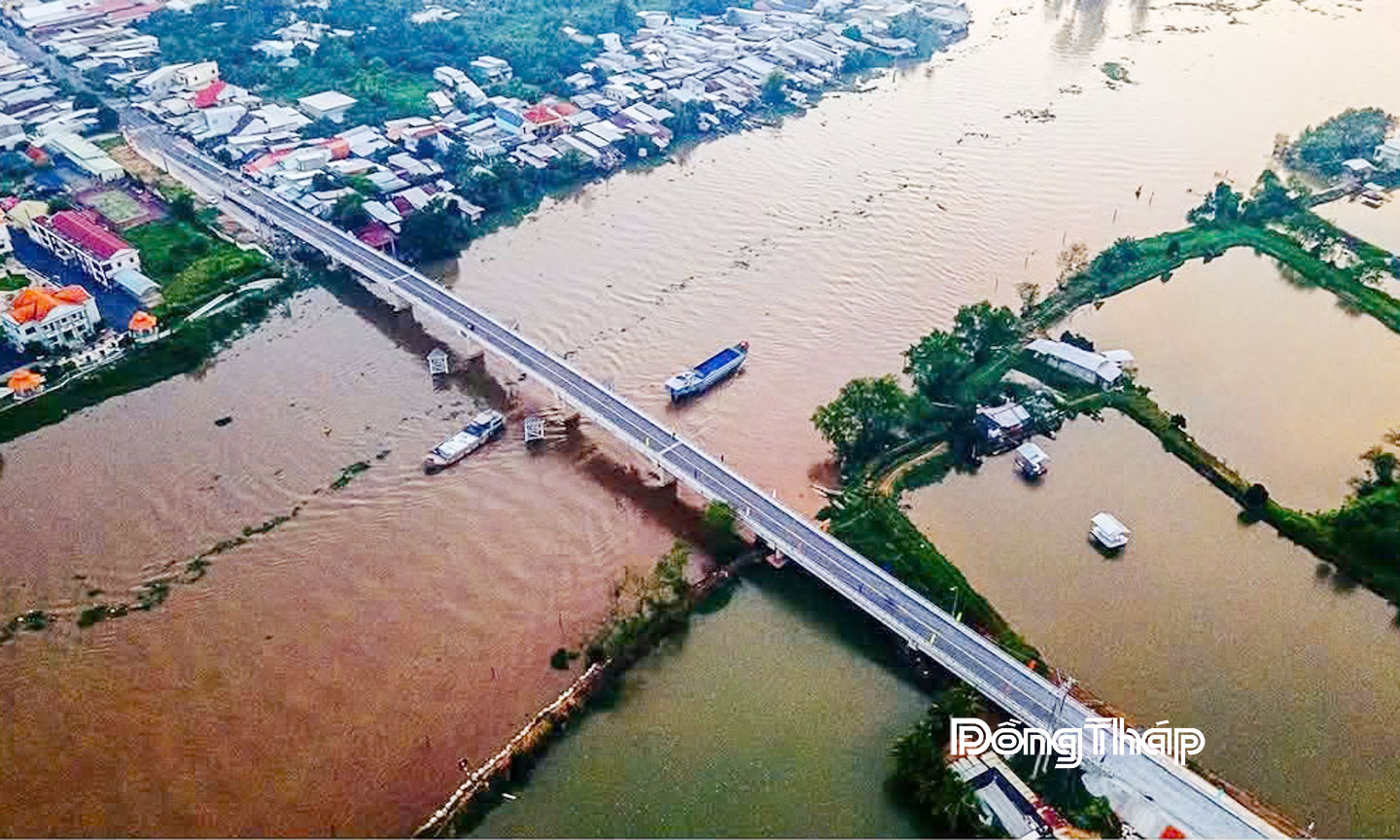 Cầu Nguyễn Huệ kết nối khu vực đất liền với cồn An Nhơn, An Hiệp.                                                                                                                                                 Ảnh: THANH DỰ