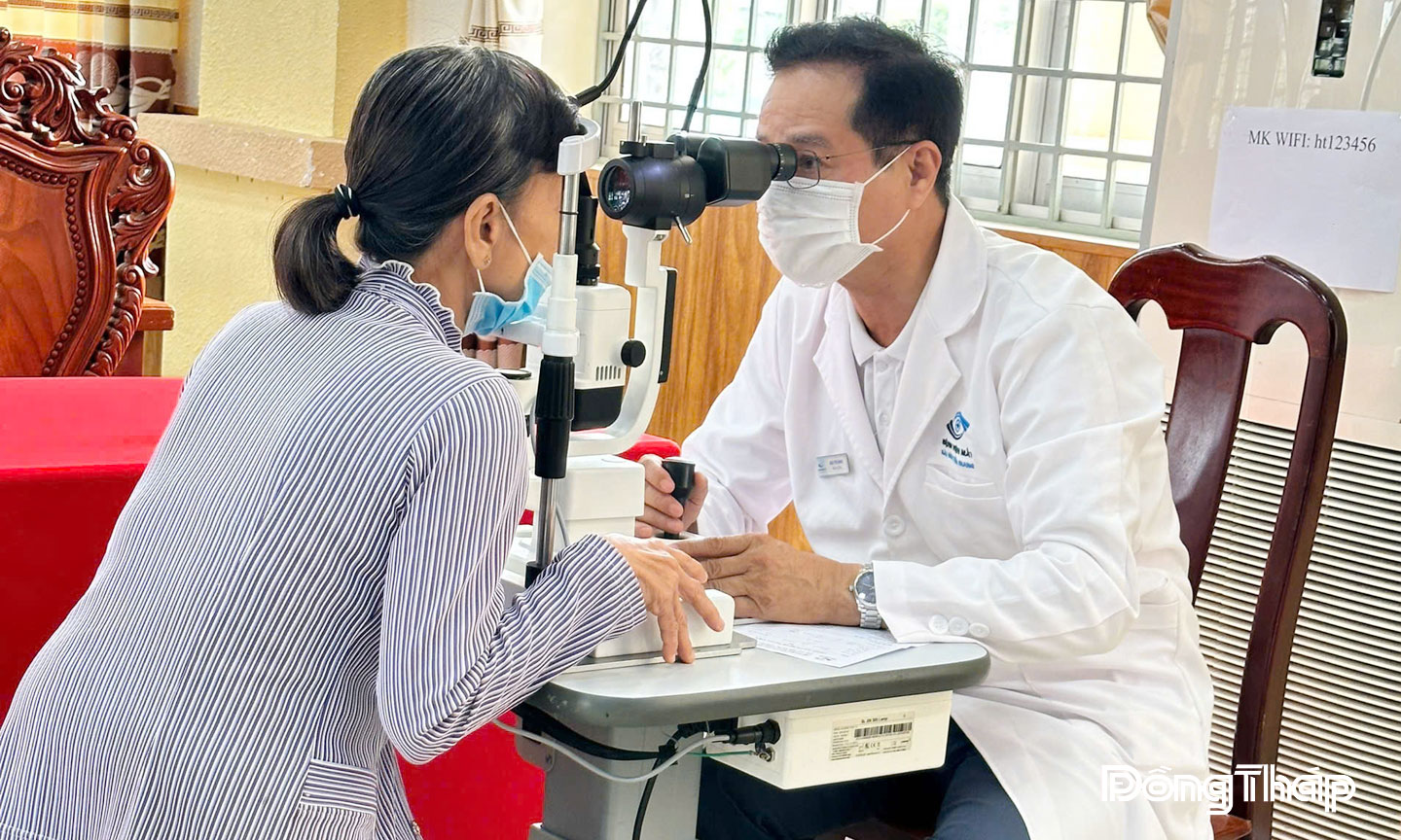  Người cao tuổi xã Chợ Gạo được khám mắt miễn phí.