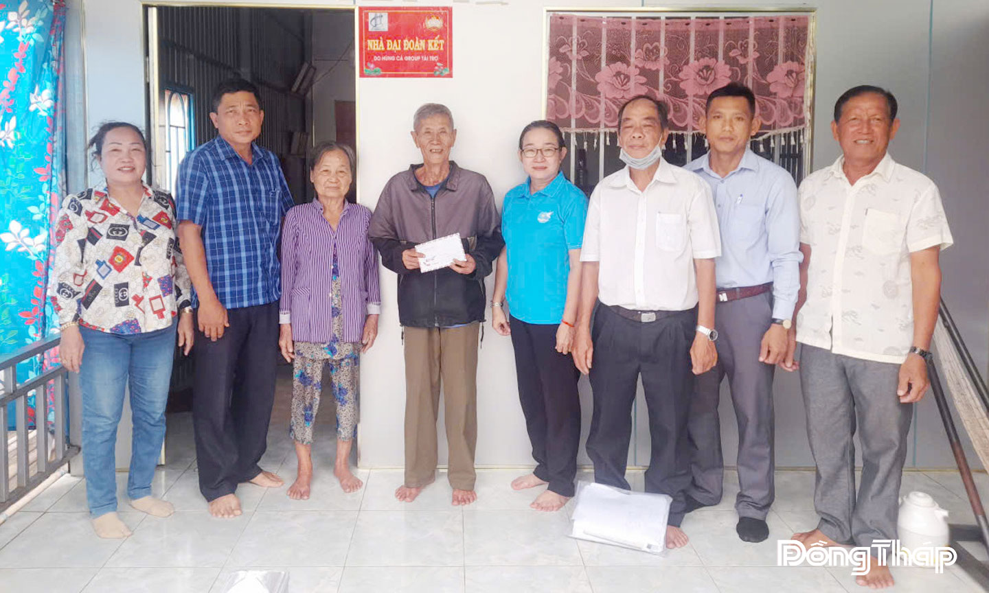 Thăm, tặng quà người cao tuổi có hoàn cảnh khó khăn tại phường Thường Lạc.