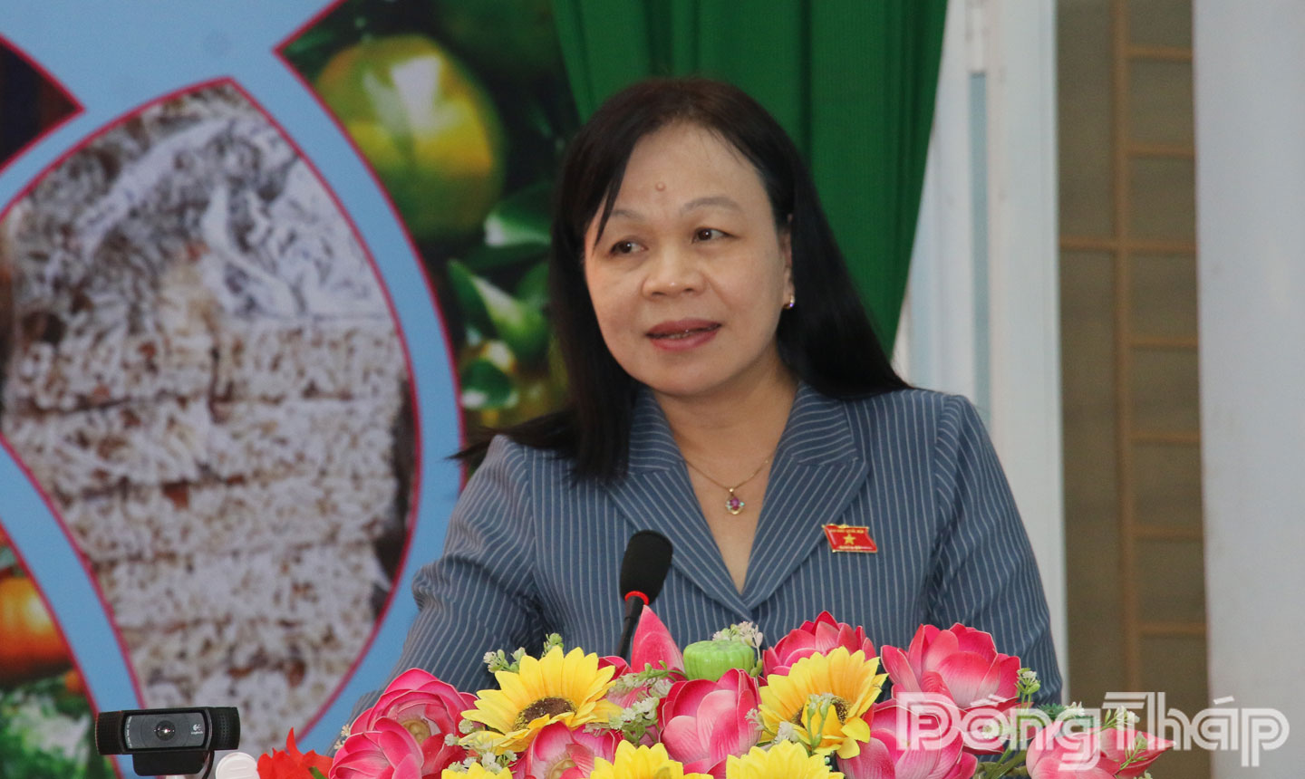  Đồng chí Nguyễn Thị Mai Hoa, Phó Chủ nhiệm Ủy ban văn hóa, Giáo dục Quốc hội tiếp thu ý kiến của cử tri xã Lai Vung. 