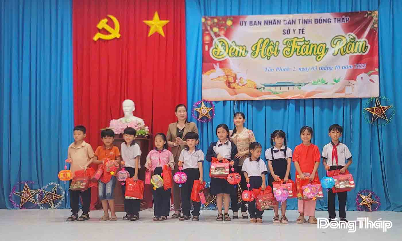 Lãnh đạo trao quà trung thu cho các em học sinh có hoàn cảnh khó khăn trên địa bàn xã. 
