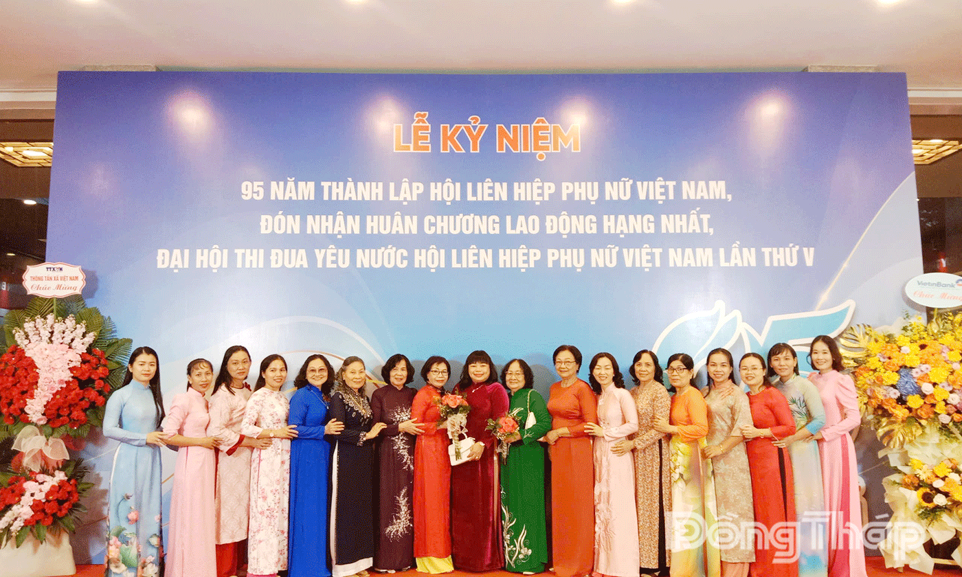 Đoàn đại biểu phụ nữ tỉnh Đồng Tháp dự Đại hội Thi đua yêu nước và kỷ niệm 95 năm thành lập Hội LHPN Việt Nam.