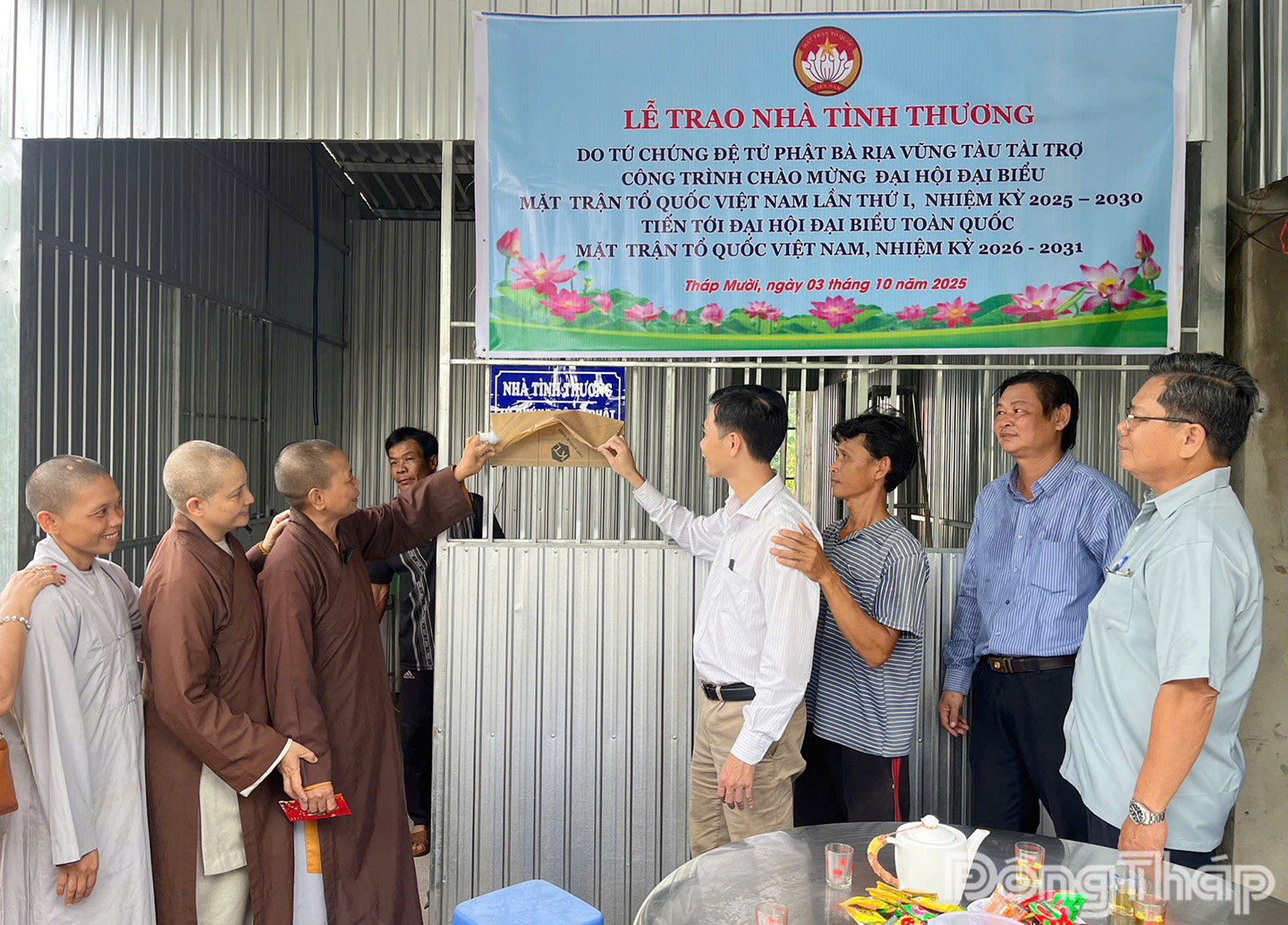 Bàn giao nhà tình thương cho ông Nguyễn Văn Thắng (ngụ ấp 5, xã Tháp Mười).