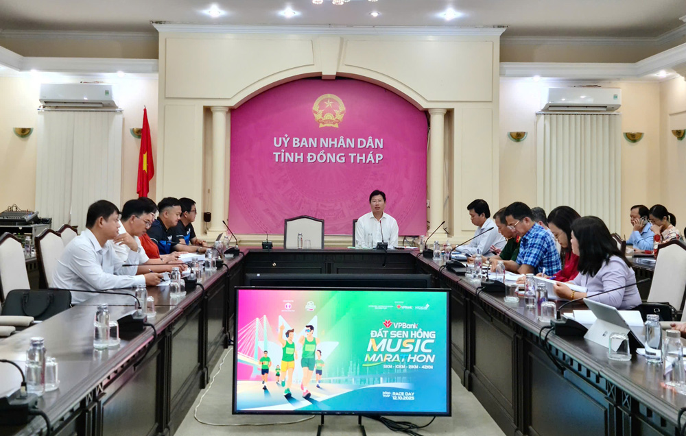 Phó Chủ tịch UBND tỉnh Huỳnh Minh Tuấn chủ trì cuộc họp.