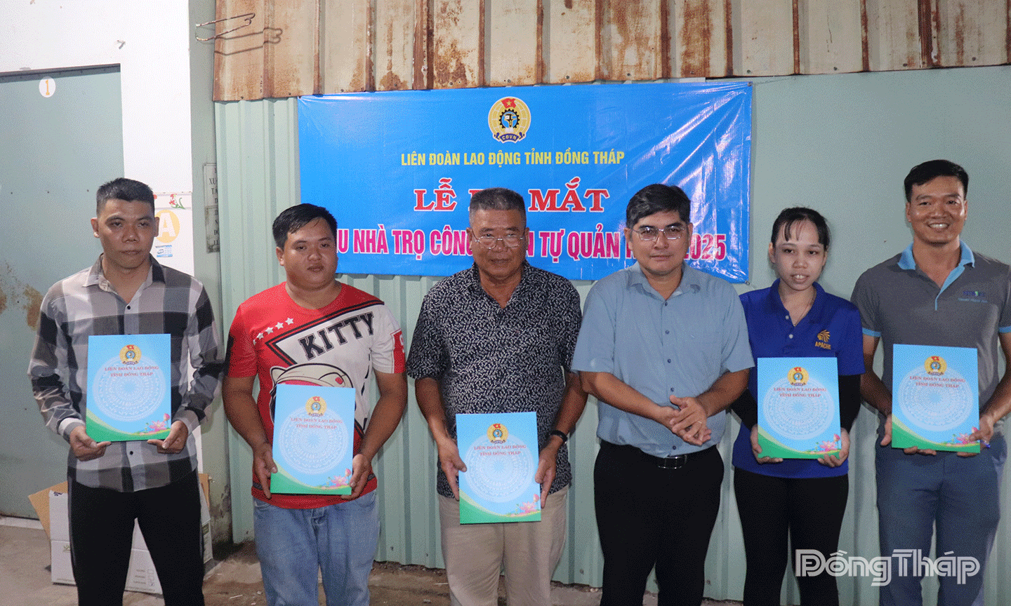Lãnh đạo Đảng uỷ xã Tân Hương trao Quyết định thành lập Tổ công nhân tự quản và Tổ hòa giải Bảy Song.