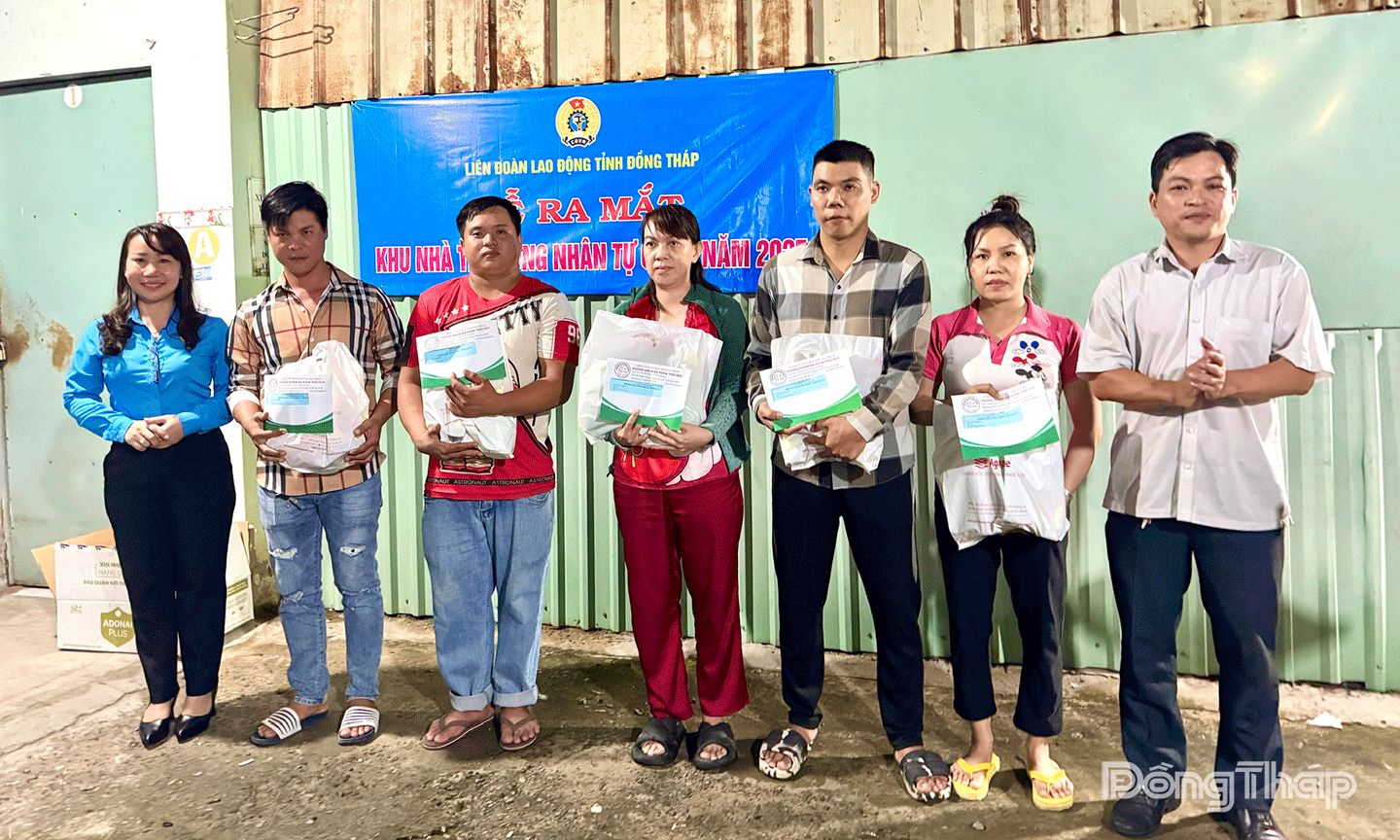 Lãnh đạo LĐLĐ tỉnh, UBND xã Tân Hương trao quà cho công nhân lao động khó khăn