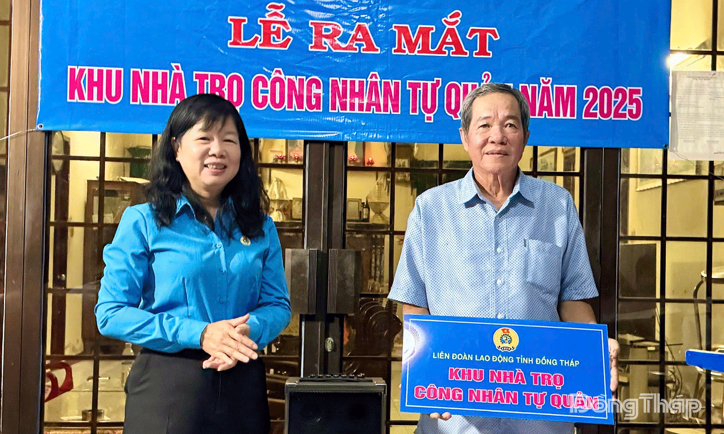 Lãnh đạo LĐLĐ tỉnh trao tặng quà cho khu nhà trọ công nhân tự quản
