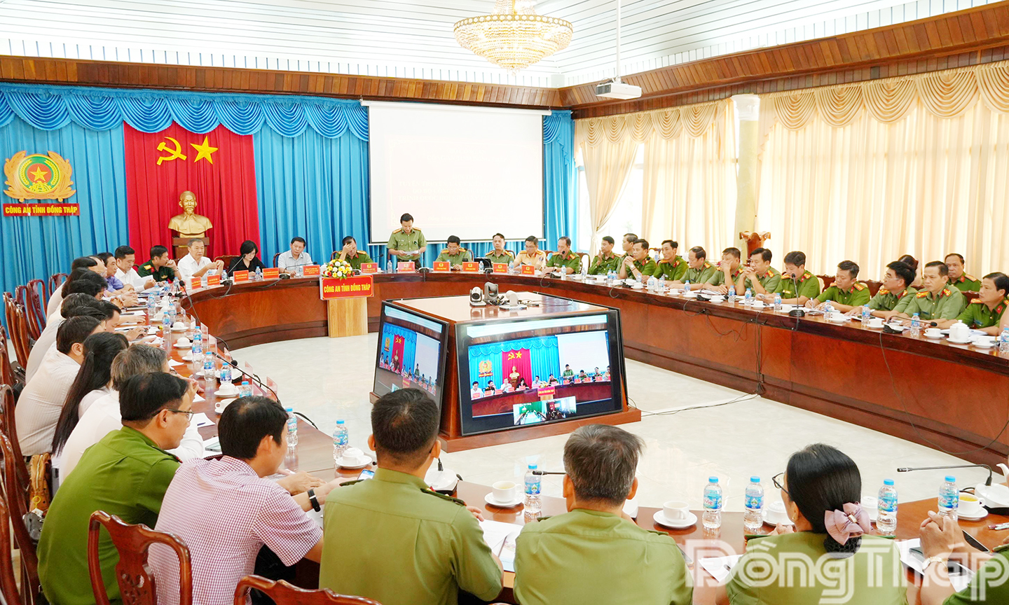 Đại biểu tham luận tại Hội thảo. 